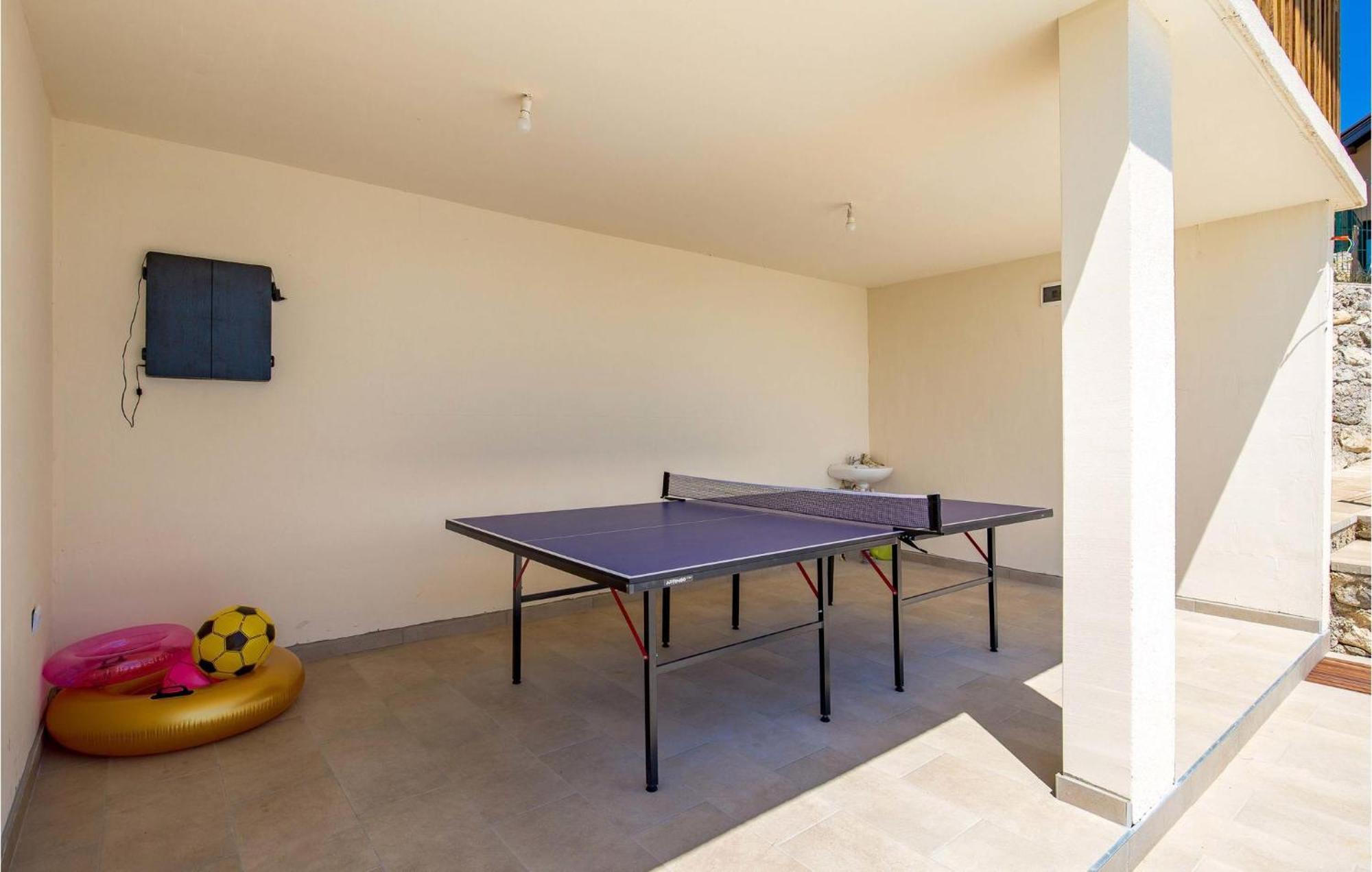 1 Bedroom Beautiful Apartment In Rakovica Exterior photo